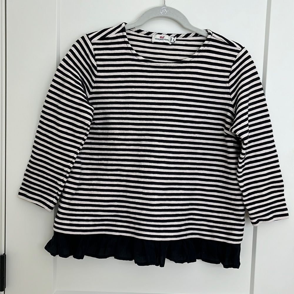 Vineyard Vines Size M navy and white striped 3/4 sleeve shirt w/ ruffle bottom